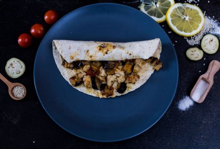 Ролл с курицей, овощами и хумусом