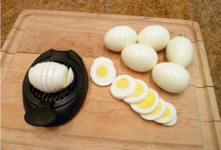 Картофельный салат с красным луком и яйцами