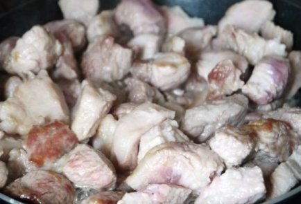 Тушеная свинина с луком и чесноком