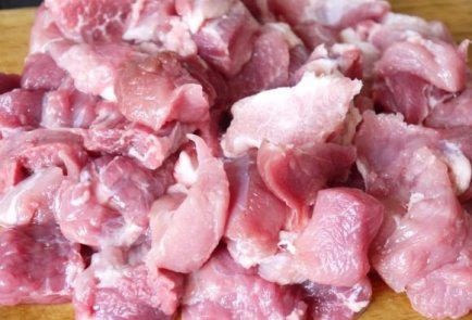 Тушеная свинина с луком и чесноком