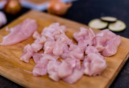 Ролл с курицей, овощами и хумусом