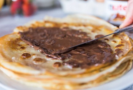 Крепы с ореховой пастой, клубникой и бананами