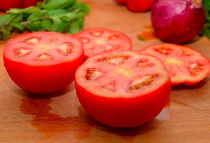 Болгарский перец и помидоры, фаршированные рисом