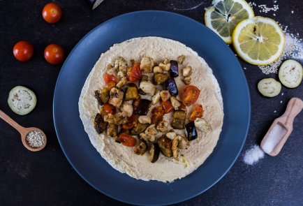 Ролл с курицей, овощами и хумусом