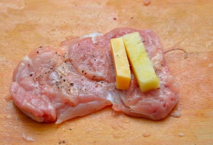 Куриная голень с сыром и ананасом