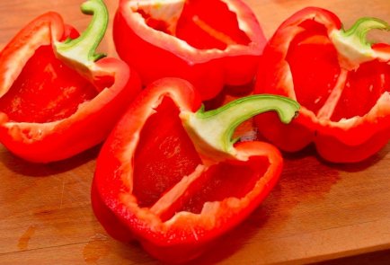 Болгарский перец и помидоры, фаршированные рисом