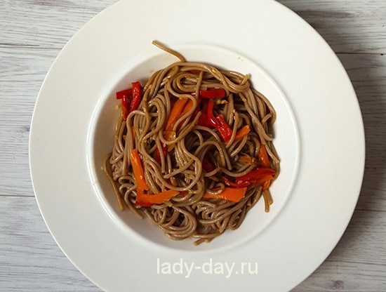 Гречневая лапша с овощами