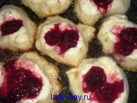 Оладьи на воде с вишней