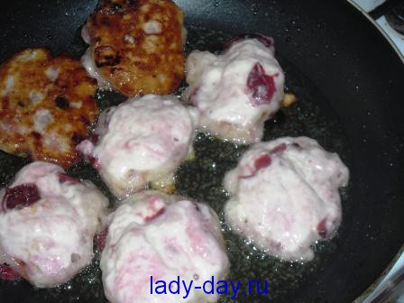 Оладьи с вишней на дрожжах