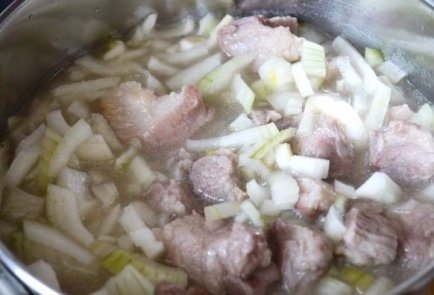 Тушеная свинина с луком и чесноком