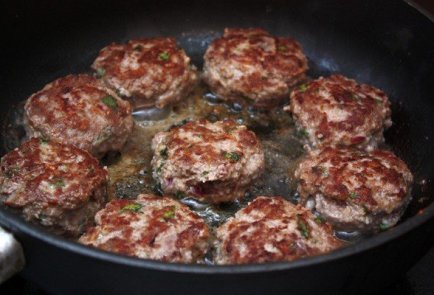 Тефтели в томатном соусе с зеленью и мятой