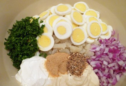 Картофельный салат с красным луком и яйцами