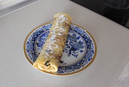 Рулет с черносливом и яблоками в духовке