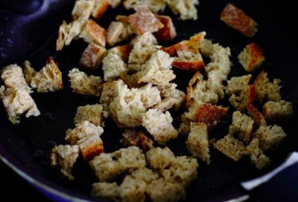 Салат со спаржей, копченым лососем и сухариками