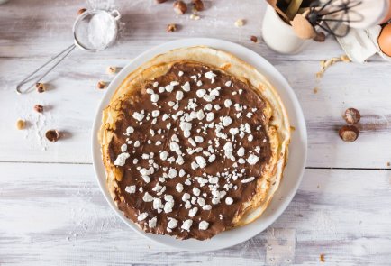 Крепы с ореховой пастой, клубникой и бананами