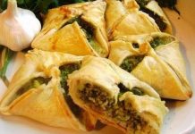 Самса с начинкой из брынзы, шпината и зелени