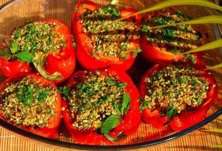 Болгарский перец и помидоры, фаршированные рисом