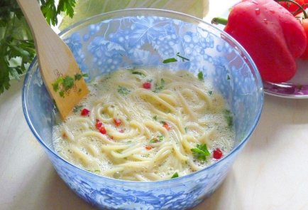 Фриттата из спагетти с перцем чили