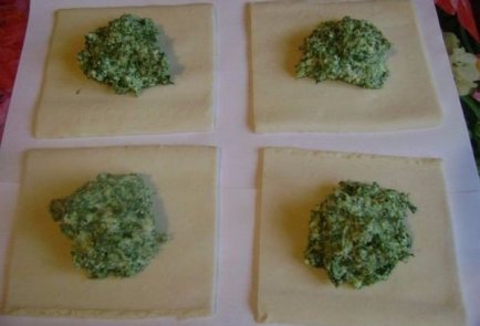 Самса с начинкой из брынзы, шпината и зелени