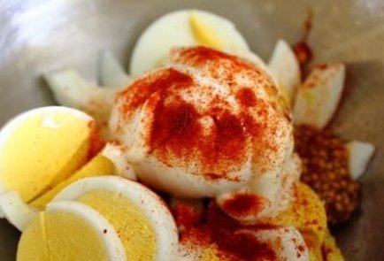 Яичные сэндвичи с беконом и огурцом