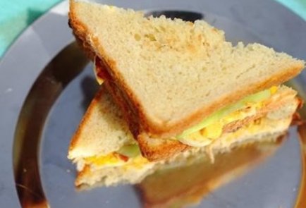 Яичные сэндвичи с беконом и огурцом