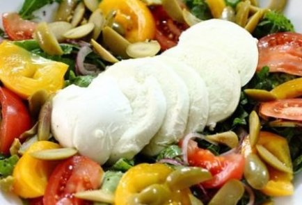 Салат с сыром моцарелла под травяной заправкой