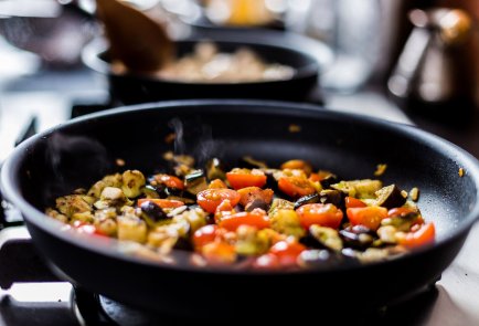 Ролл с курицей, овощами и хумусом