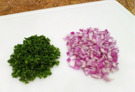 Картофельный салат с красным луком и яйцами