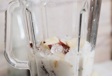 Яблочный смузи с карамельным сиропом