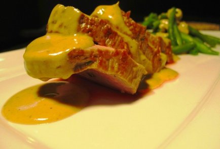 Телячья вырезка с пикантным сырным соусом и травами