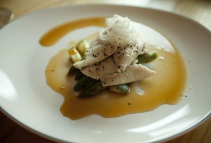 Сибас на пару под лимонно-медовым соусом