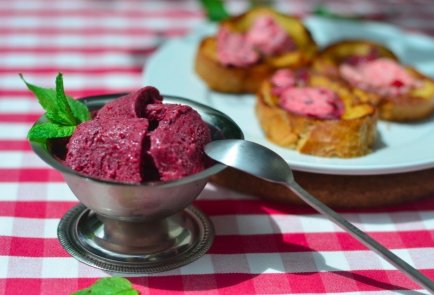 Ягодно-йогуртовое мороженое со сливками