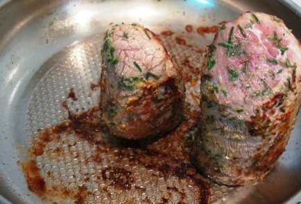 Телячья вырезка с пикантным сырным соусом и травами