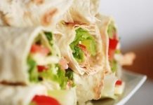 Рулеты из лаваша с курицей, творогом и кукурузой