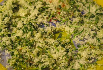 Телячья вырезка с пикантным сырным соусом и травами