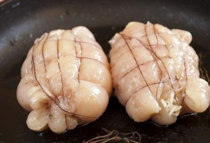 Куриные рулетики с персиками и травами