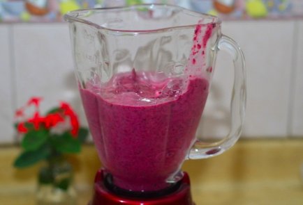 Ягодно-йогуртовое мороженое со сливками