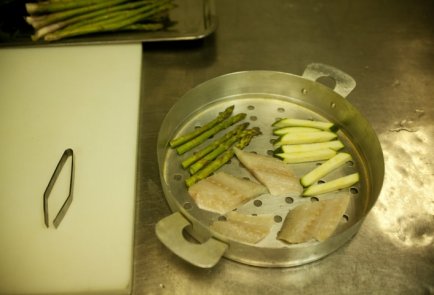 Сибас на пару под лимонно-медовым соусом