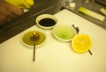 Сибас на пару под лимонно-медовым соусом