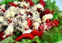 Салат с красным перцем, грибами и курицей