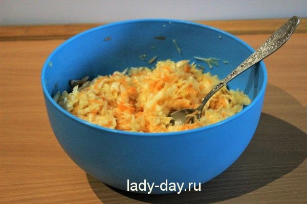 смешать салат