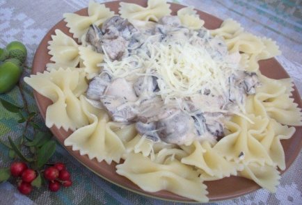 Паста фарфалле с лесными грибами