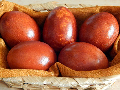 Красить яйца