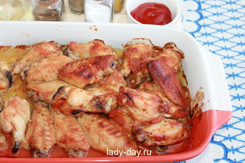 Куриные крылышки в духовке в томатном соусе