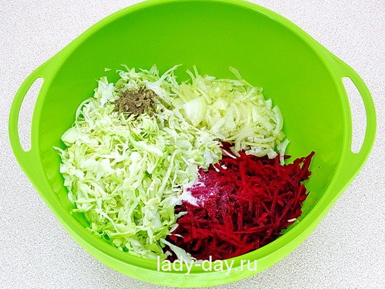 салат в миске