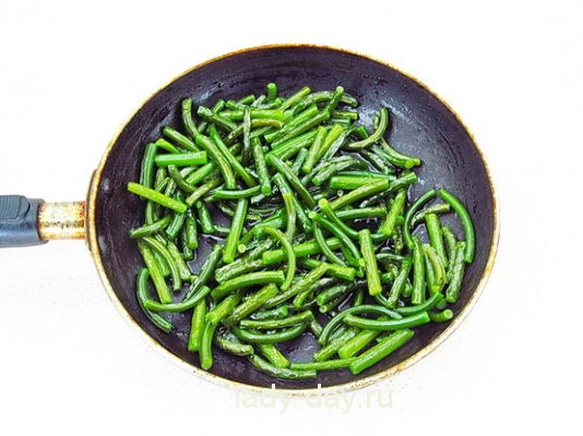 на сковороде