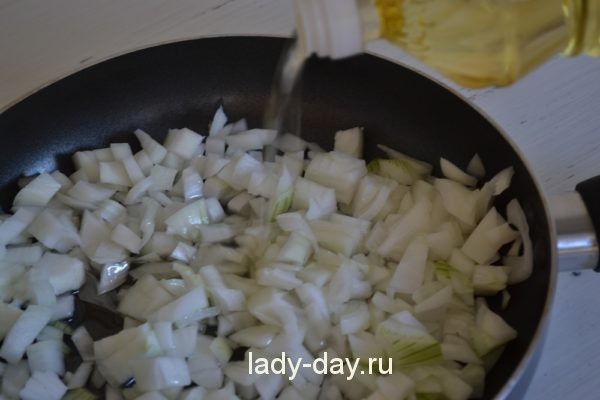 на сковороде