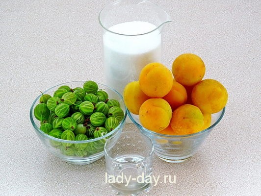 абрикосы и крыжовник