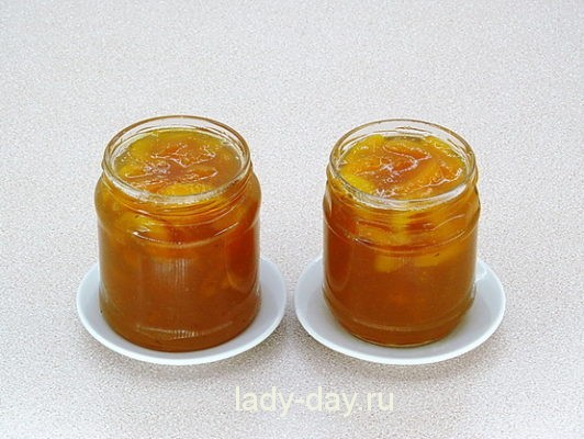 абрикосовое варенье в банках
