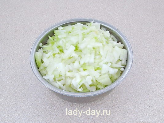 лук нарезать